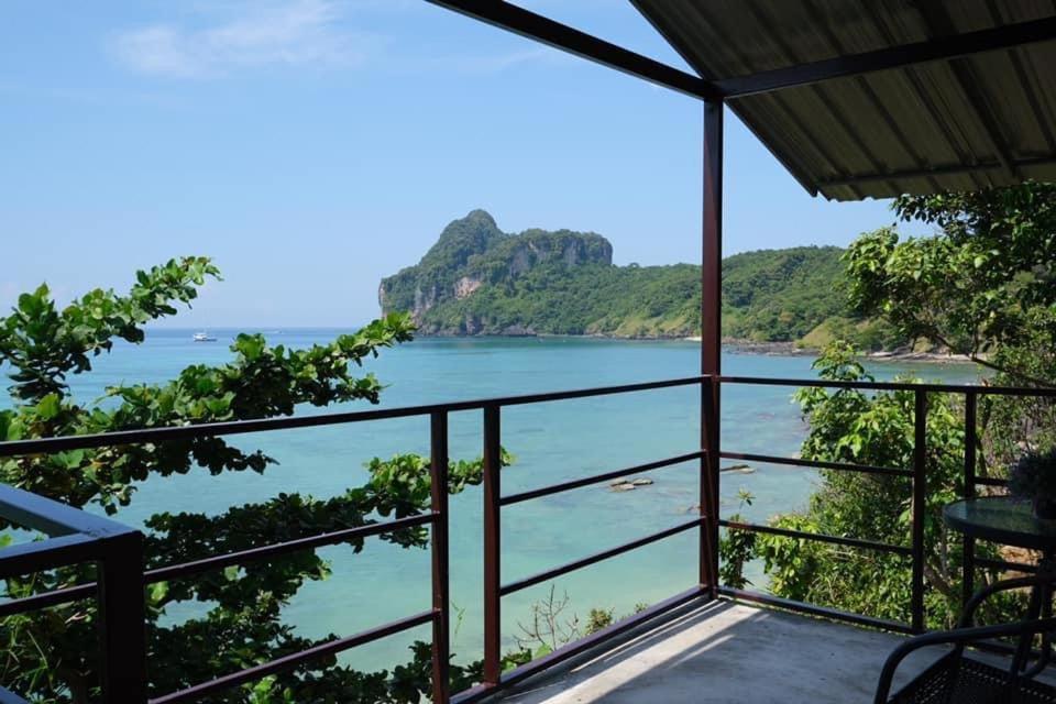 Phi Phi Seaside Bungalow Exterior photo